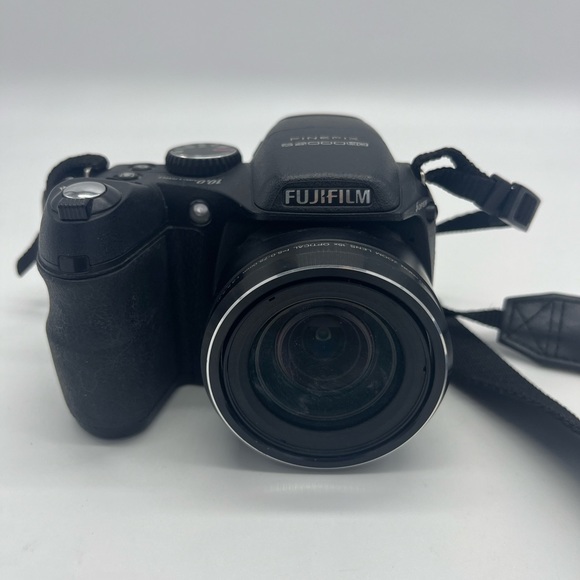 Fujifilm FinePix S2000HD 10 MP Wide Angle Digital Camera - Picture 2 of 11